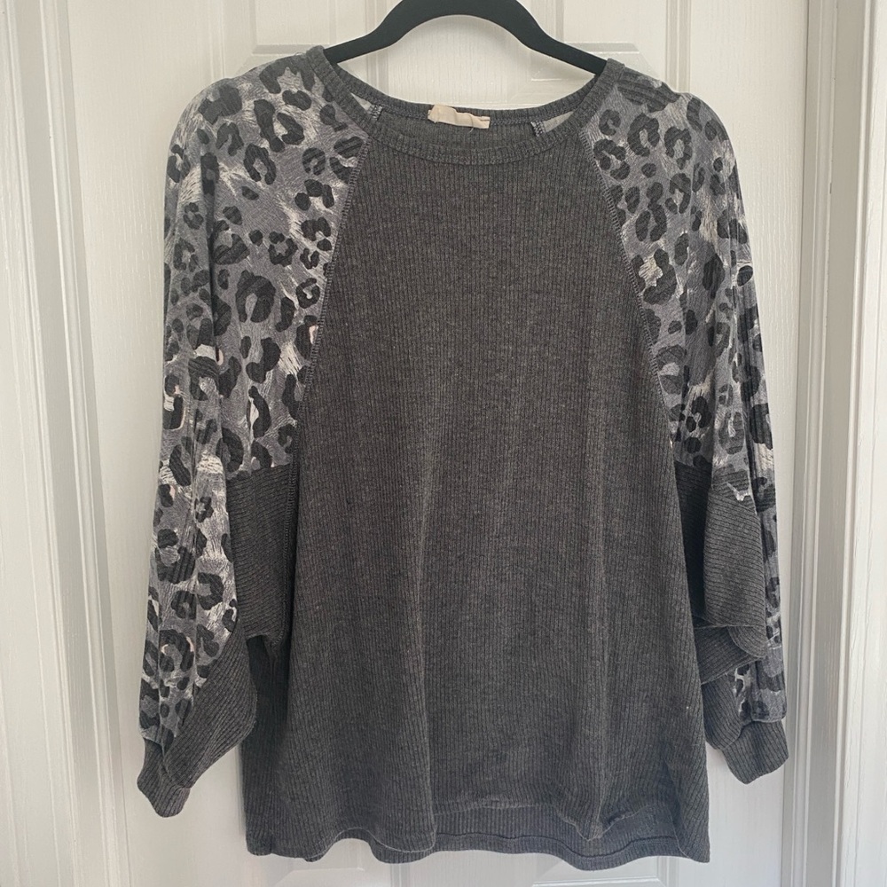 Elegant Gray Leopard Print Women's Sweater
